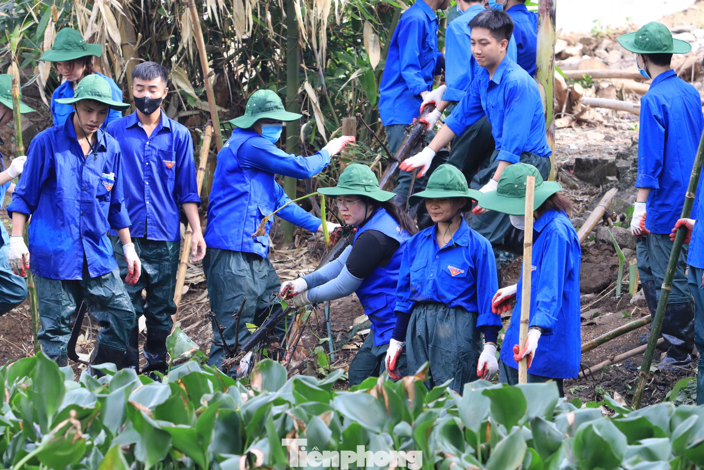 Các hoạt động như: “Ngày Chủ nhật xanh”, “Thứ Bảy tình nguyện”, “Biến điểm rác thành vườn hoa”, đến các chiến dịch làm sạch bờ biển, nạo vét kênh mương, khơi thông dòng chảy, trồng cây gây rừng, xây dựng mô hình phân loại rác tại nguồn, thu gom rác thải tái chế gây quỹ từ thiện... đã trở thành hoạt động thường xuyên, trở thành biểu tượng đẹp của tuổi trẻ Nghệ An trong hành trình gìn giữ và bảo vệ môi trường sống. Chiến dịch hôm nay cũng là bước tiếp nối tinh thần đó, là hành động cụ thể của tuổi trẻ Nghệ An trong việc gìn giữ tài nguyên nước, bảo vệ nguồn sống của người dân và hệ sinh thái địa phương.
