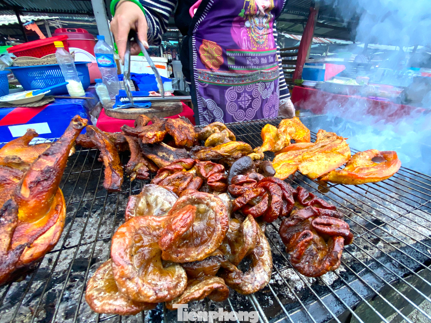 Những miếng thịt, cuộn lòng được nướng vàng ruộm trên bếp than. Mùi thơm từ những gian bếp nướng tỏa ra thu hút người dân, du khách đến thưởng thức. Những miếng thịt, cuộn lòng được nướng vàng ruộm trên bếp than. Mùi thơm từ những gian bếp nướng tỏa ra thu hút người dân, du khách đến thưởng thức.