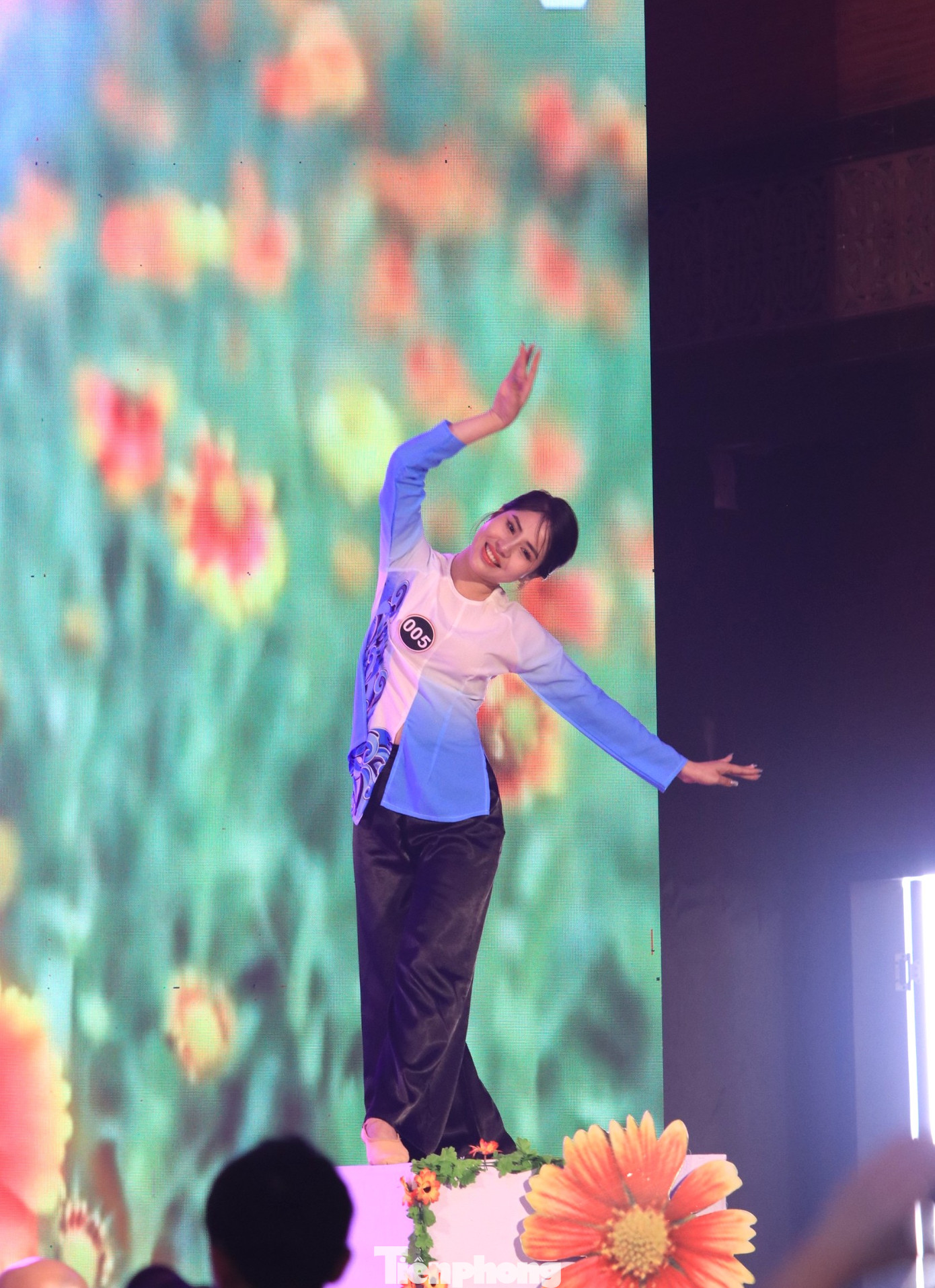 Thí sinh Nguyễn Thị Phương (SN 1999; Quê phường Nghi Thủy, thị xã Cửa Lò) thể hiện tài năng qua bài thi múa đặc sắc cùng bạn diễn.