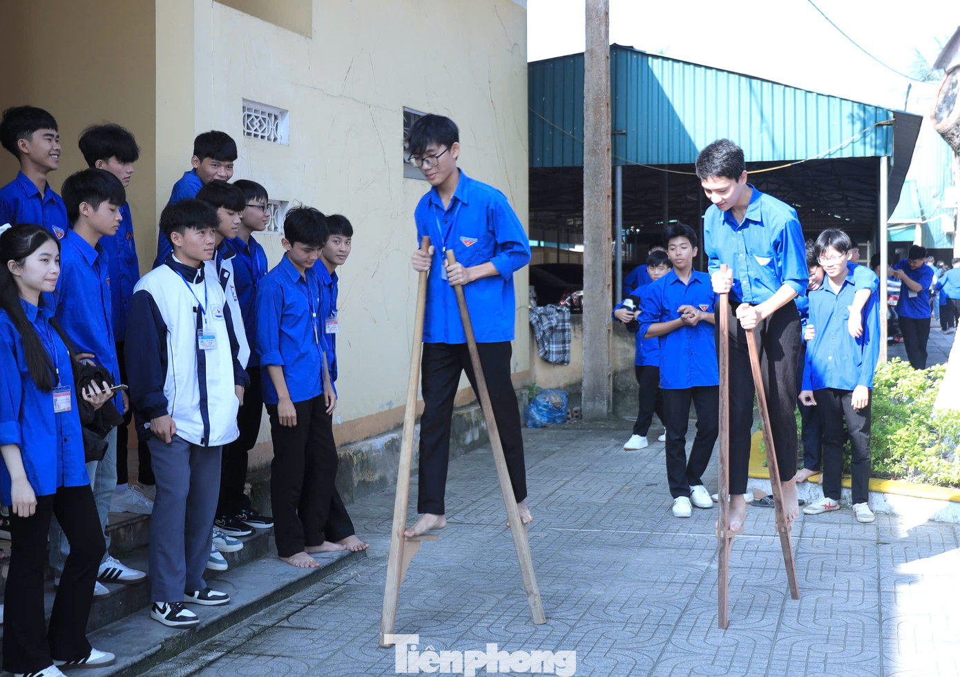 Trò chơi kéo co, những ván cờ gay cấn hay những màn thi đi cà kheo thu hút các bạn trẻ tham gia.