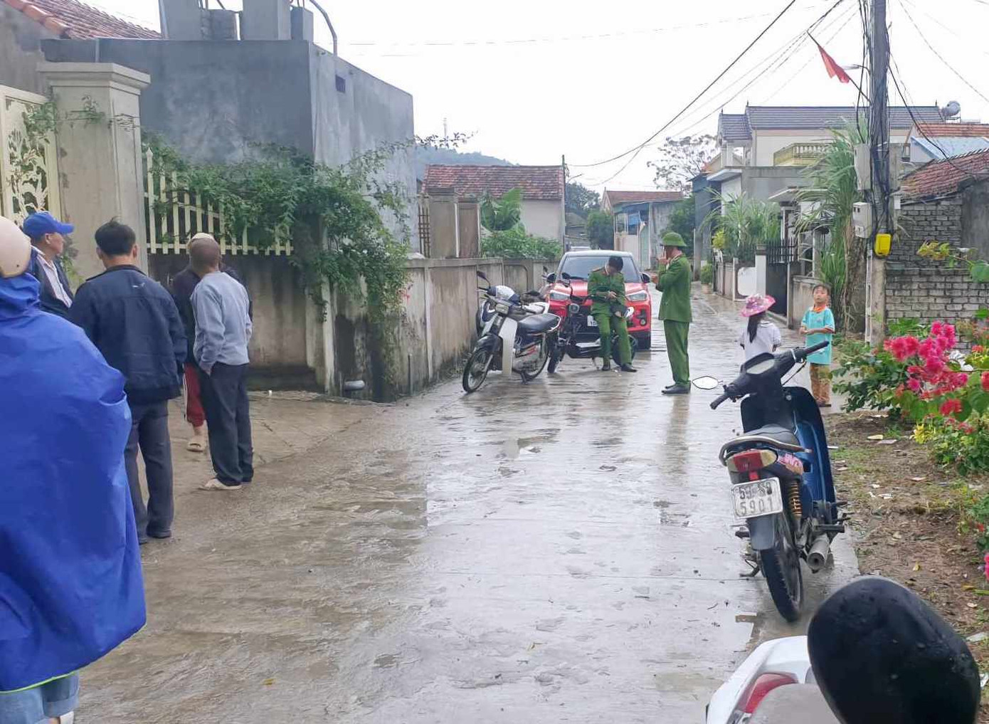 2 ngày qua, hàng trăm người đã vào cuộc hỗ trợ gia đình tìm kiếm cháu bé. 2 ngày qua, hàng trăm người đã vào cuộc hỗ trợ gia đình tìm kiếm cháu bé.