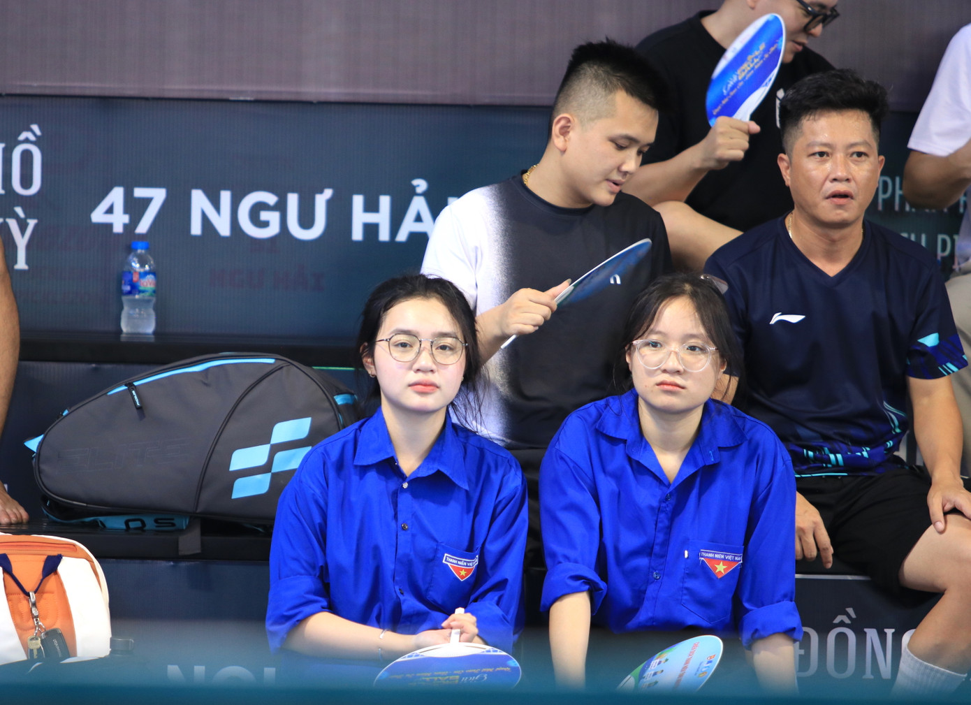 Các nữ cổ động viên, đoàn viên thanh niên chăm chú theo dõi từng pha bóng. Các nữ cổ động viên, đoàn viên thanh niên chăm chú theo dõi từng pha bóng.