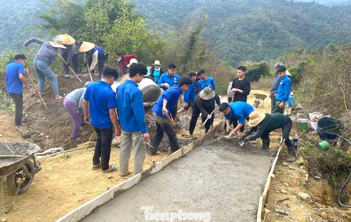 Những con đường dần được hình thành, góp phần xây dựng nông thôn mới và giúp bà con có đường đi lại thuận tiện.