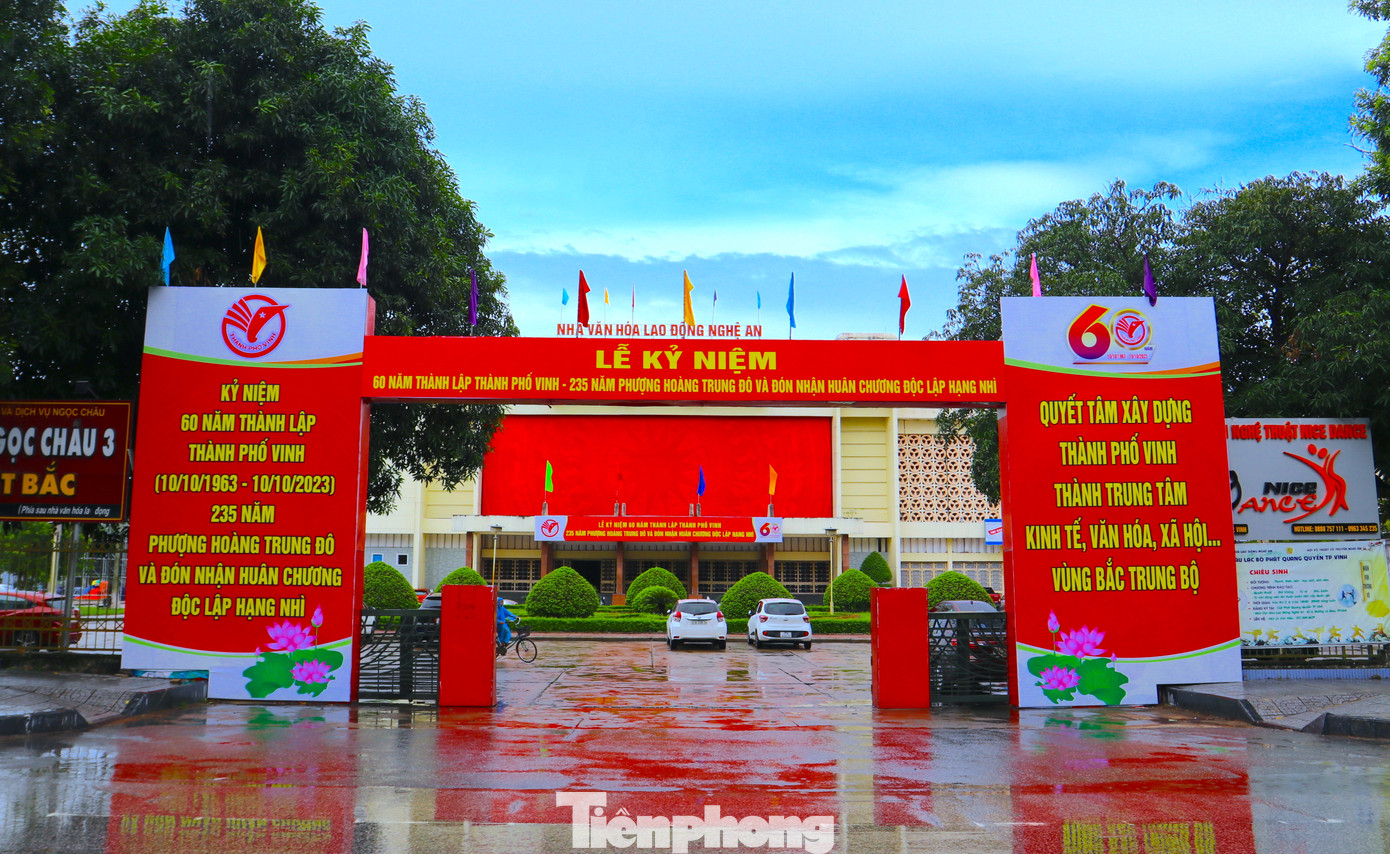 Dọc các tuyến phố, các công sở trên địa bàn được khoác lên mình một màu rực rỡ cờ hoa, băng rôn khẩu hiệu.