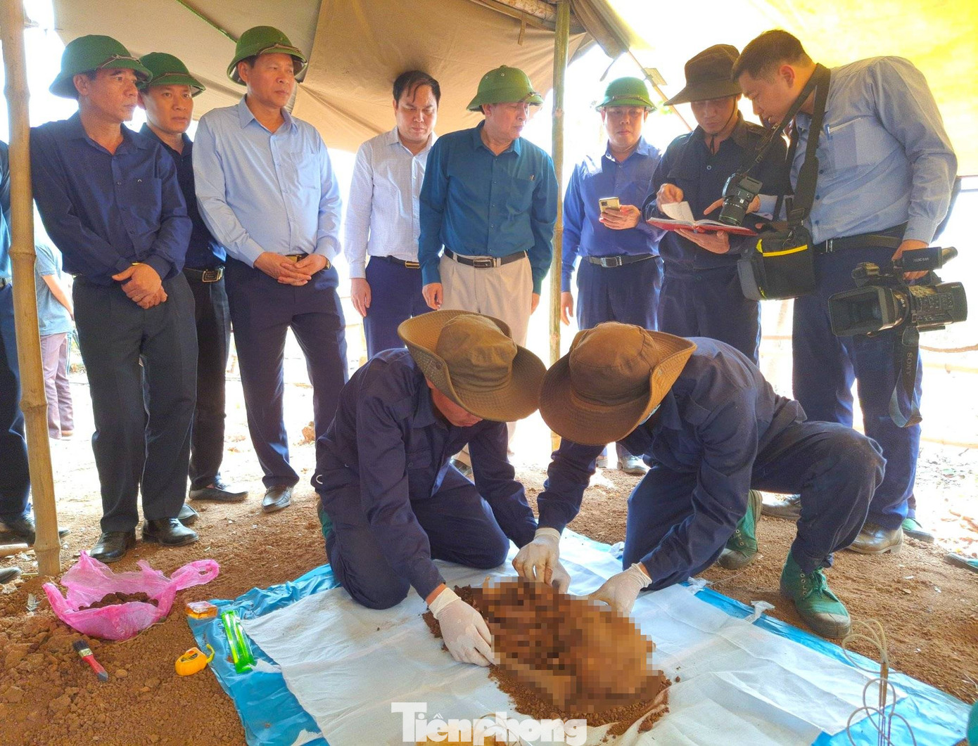 Hơn 40 năm qua, Đội quy tập Bộ Chỉ huy quân sự tỉnh Nghệ An đã tìm kiếm, cất bốc được 12.661 hài cốt liệt sĩ là quân tình nguyện, chuyên gia Việt Nam hy sinh trên đất bạn Lào. Hơn 40 năm qua, Đội quy tập Bộ Chỉ huy quân sự tỉnh Nghệ An đã tìm kiếm, cất bốc được 12.661 hài cốt liệt sĩ là quân tình nguyện, chuyên gia Việt Nam hy sinh trên đất bạn Lào.