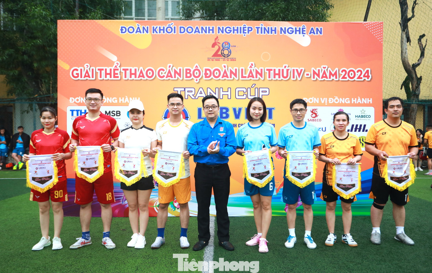 Anh Nguyễn Bá Tuấn Anh - Bí thư Đoàn khối Doanh nghiệp tỉnh Nghệ An trao cờ lưu niệm cho các đội tham gia giải thể thao cán bộ Đoàn lần thứ IV. Anh Nguyễn Bá Tuấn Anh - Bí thư Đoàn khối Doanh nghiệp tỉnh Nghệ An trao cờ lưu niệm cho các đội tham gia giải thể thao cán bộ Đoàn lần thứ IV.