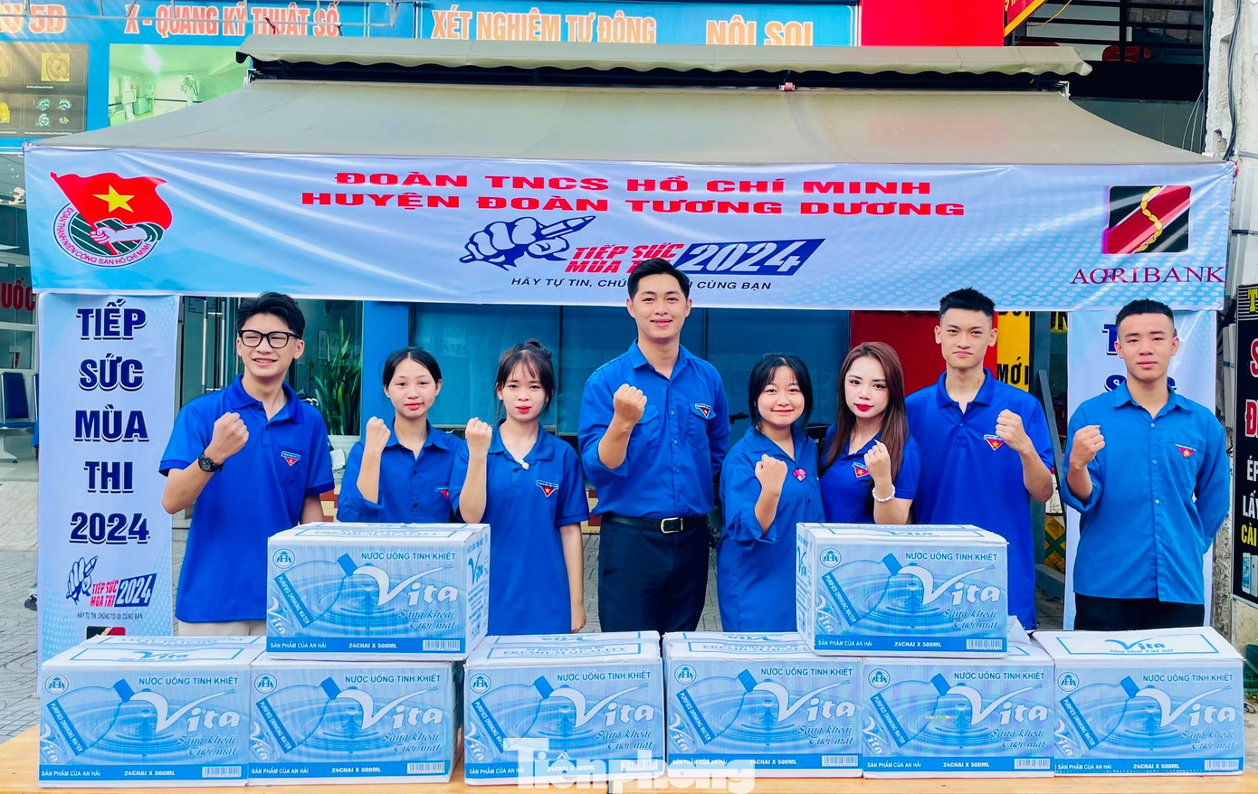 Gần trưa 5/6, trong khi các thí sinh đang làm bài, phía ngoài điểm thi trường THPT Tương Dương (huyện Tương Dương, Nghệ An), các đoàn viên thanh niên đã chuẩn bị sẵn sàng những thùng nước để tặng các thí sinh và người nhà khi kết thúc buổi thi.