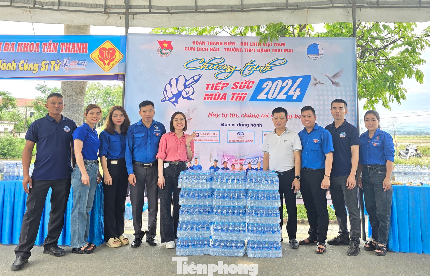 Nhiều doanh nghiệp, cá nhân và tổ chức trên địa bàn cũng đã đến tặng quà, tặng nước nhằm động viên các đoàn viên thanh niên, đội hình tiếp sức mùa thi vượt qua khó khăn vất vả, hoàn thành nhiệm vụ hỗ trợ thí sinh.