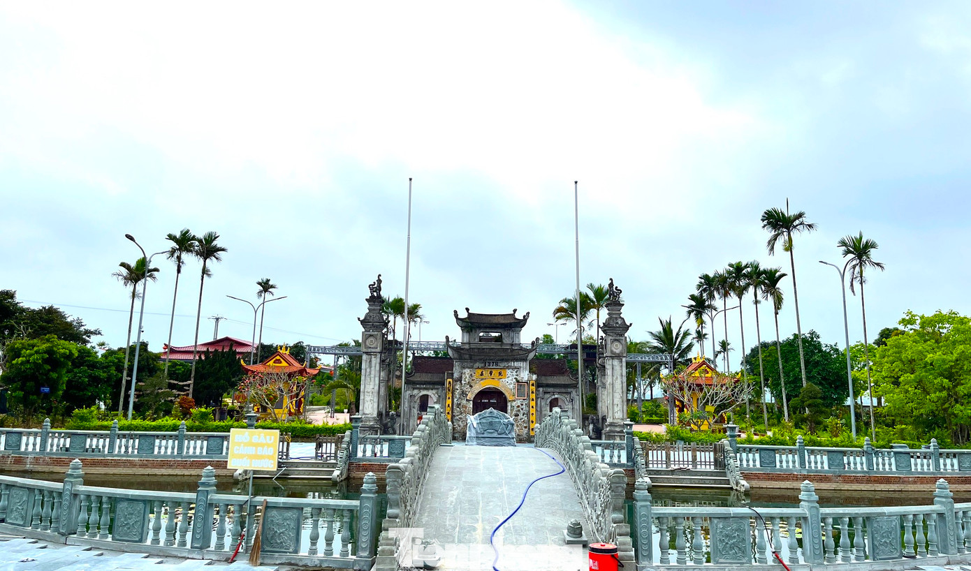 Cách nhà thờ họ Hồ đại tộc chừng 200 m là di tích lịch sử văn hóa quốc gia nhà thờ họ Nguyễn Triệu Cơ. Nhà thờ được xây dựng để tưởng nhớ Nguyễn Thạc cùng các bậc tiền nhân trong dòng họ có công giúp nước, giúp dân. Nhà thờ họ Nguyễn Triệu Cơ có nhiều hạng mục cổ kính, thiết kế theo kiến trúc thời Trần,