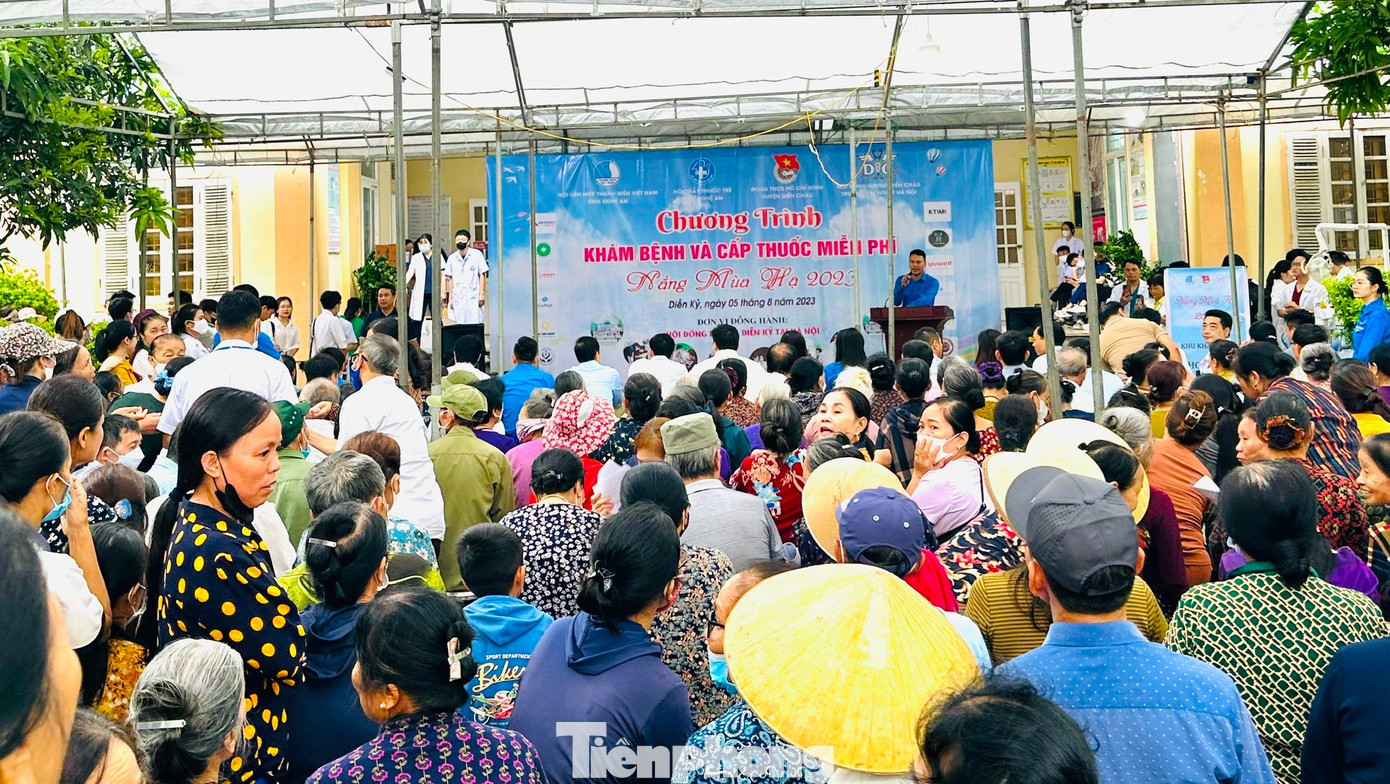Ngày 5/8, Hội Liên hiệp thanh niên Việt Nam tỉnh Nghệ An đã phối hợp với Hội thầy thuốc trẻ tỉnh, Huyện đoàn Diễn Châu, Hội đồng hương Diễn Châu trường Đại học Y Hà Nội tổ chức chương trình khám bệnh và cấp thuốc miễn phí “Nắng mùa hạ 2023” tại xã Diễn Kỷ (Diễn Châu, Nghệ An).