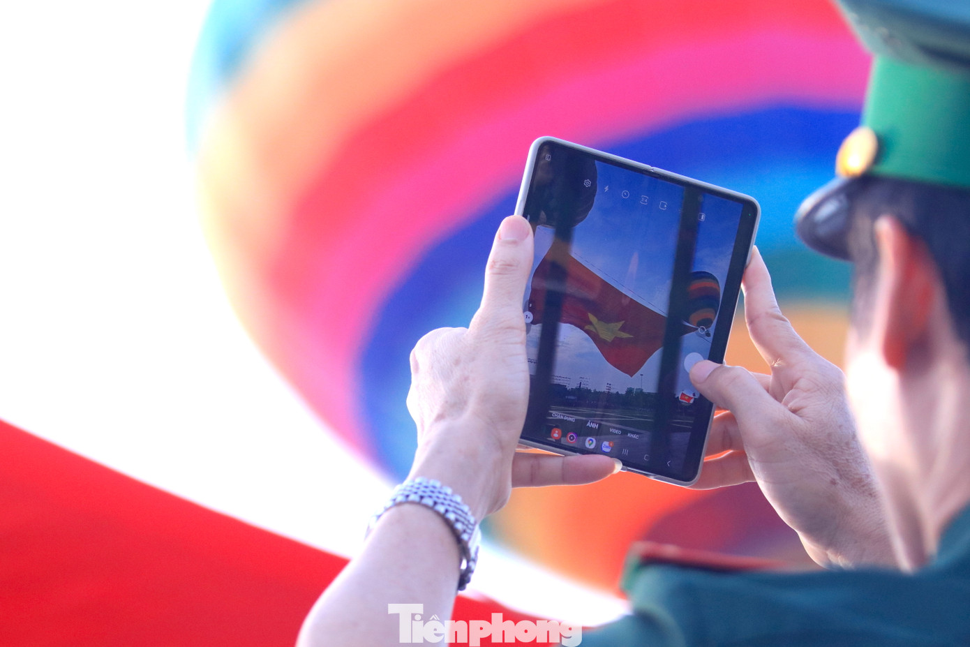 Mọi người tranh thủ chụp hình lưu lại khoảnh khắc đặc biệt với lá đại kỳ Tổ quốc.