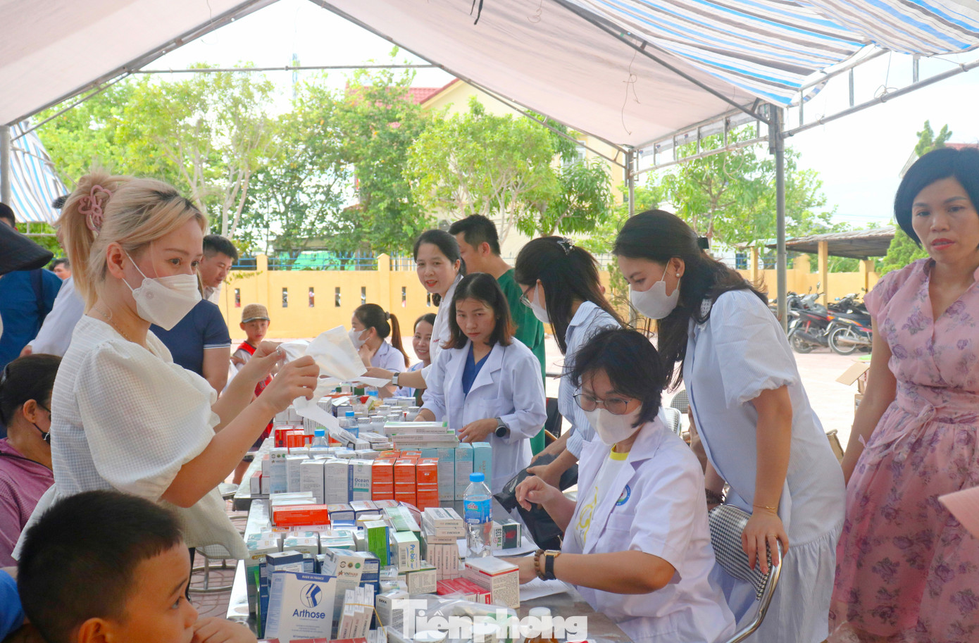 Người dân được cấp phát thuốc miễn phí.