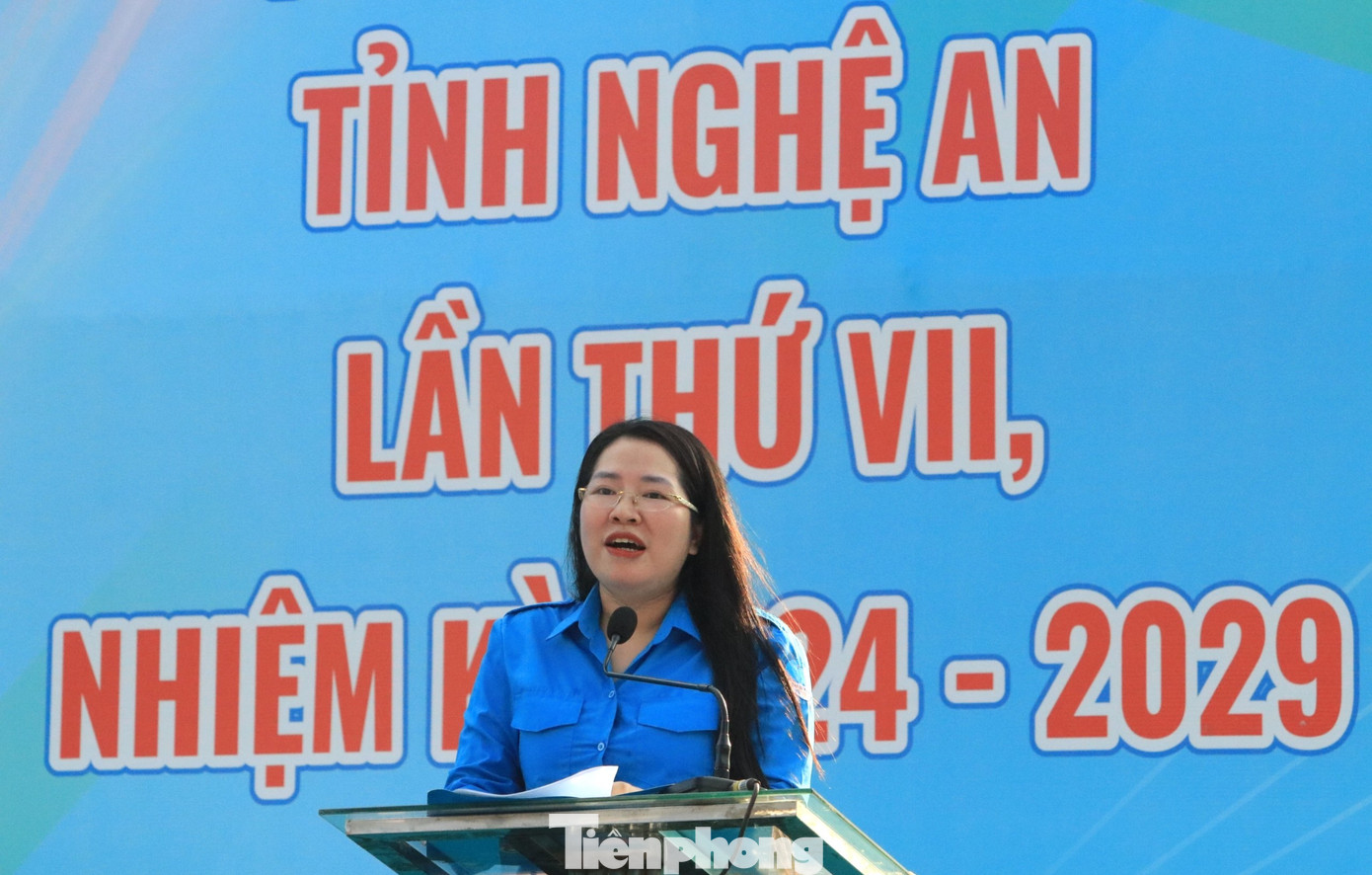 Phát biểu tại Ngày hội, chị Nguyễn Thị Phương Thúy - Phó Bí thư Thường trực Tỉnh Đoàn Nghệ An nhấn mạnh, thanh niên công nhân, lao động trẻ ngày càng khẳng định được khả năng, năng lực và trách nhiệm trong hoạt động sản xuất, kinh doanh của doanh nghiệp, góp phần trực tiếp vào sự phát triển kinh tế, xã hội của tỉnh. Bên cạnh đó, chị Nguyễn Thị Phương Thúy mong muốn thanh niên công nhân luôn tự ý thức nâng cao bản lĩnh chính trị, trình độ học vấn, chuyên môn, kỹ năng nghề nghiệp; tiếp tục phát huy tinh thần xung kích, sáng tạo của tuổi trẻ đề xuất các ý tưởng, phát huy sáng kiến, cải tiến kỹ thuật; luôn nêu cao Tinh thần vượt khó, dám nghĩ, dám làm, đổi mới, sáng tạo và tích cực tham gia các phong trào Đoàn – Hội tại địa phương, đơn vị. Phát biểu tại Ngày hội, chị Nguyễn Thị Phương Thúy - Phó Bí thư Thường trực Tỉnh Đoàn Nghệ An nhấn mạnh, thanh niên công nhân, lao động trẻ ngày càng khẳng định được khả năng, năng lực và trách nhiệm trong hoạt động sản xuất, kinh doanh của doanh nghiệp, góp phần trực tiếp vào sự phát triển kinh tế, xã hội của tỉnh. Bên cạnh đó, chị Nguyễn Thị Phương Thúy mong muốn thanh niên công nhân luôn tự ý thức nâng cao bản lĩnh chính trị, trình độ học vấn, chuyên môn, kỹ năng nghề nghiệp; tiếp tục phát huy tinh thần xung kích, sáng tạo của tuổi trẻ đề xuất các ý tưởng, phát huy sáng kiến, cải tiến kỹ thuật; luôn nêu cao Tinh thần vượt khó, dám nghĩ, dám làm, đổi mới, sáng tạo và tích cực tham gia các phong trào Đoàn – Hội tại địa phương, đơn vị.