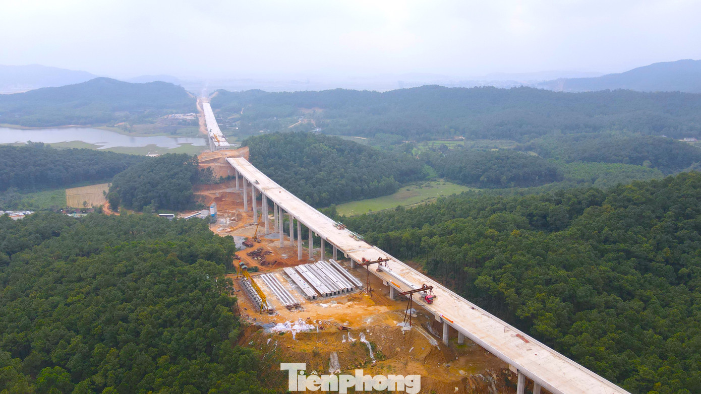 Điểm nhấn trên tuyến cao tốc này là hầm Thần Vũ với chiều dài hơn 1,13km và nhiều cây cầu vượt cạn, vượt núi có chiều cao, chiều dài khủng nối nhau liên tiếp. Điểm nhấn trên tuyến cao tốc này là hầm Thần Vũ với chiều dài hơn 1,13km và nhiều cây cầu vượt cạn, vượt núi có chiều cao, chiều dài khủng nối nhau liên tiếp.