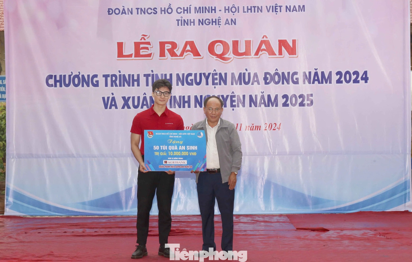 Những phần quà, công trình thanh niên ý nghĩa được trao tặng cho các đơn vị, người dân và các em thiếu nhi trên địa bàn huyện Quế Phong.