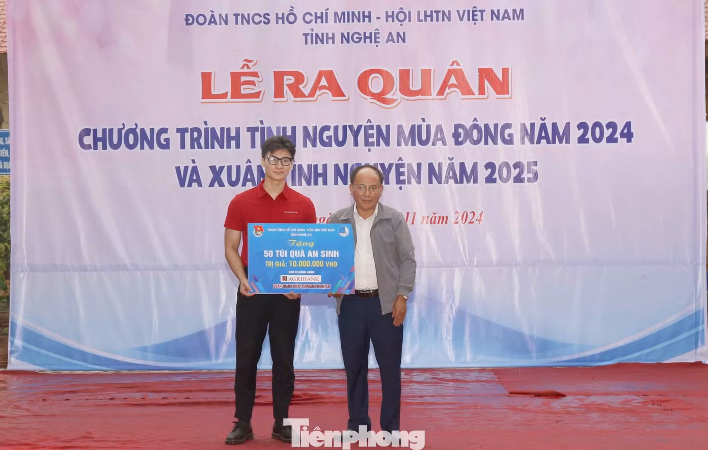Những phần quà, công trình thanh niên ý nghĩa được trao tặng cho các đơn vị, người dân và các em thiếu nhi trên địa bàn huyện Quế Phong. Những phần quà, công trình thanh niên ý nghĩa được trao tặng cho các đơn vị, người dân và các em thiếu nhi trên địa bàn huyện Quế Phong.