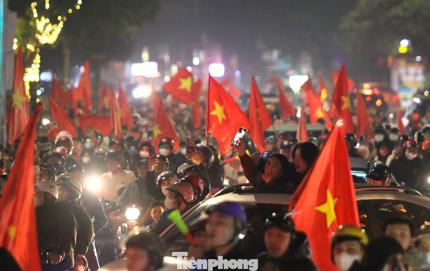 Tối 5/1, sau khi Việt Nam xuất sắc giành chức vô địch ASEAN Cup 2024, hàng vạn người dân tại thành phố Vinh (Nghệ An) đã đổ ra đường ăn mừng chiến thắng.