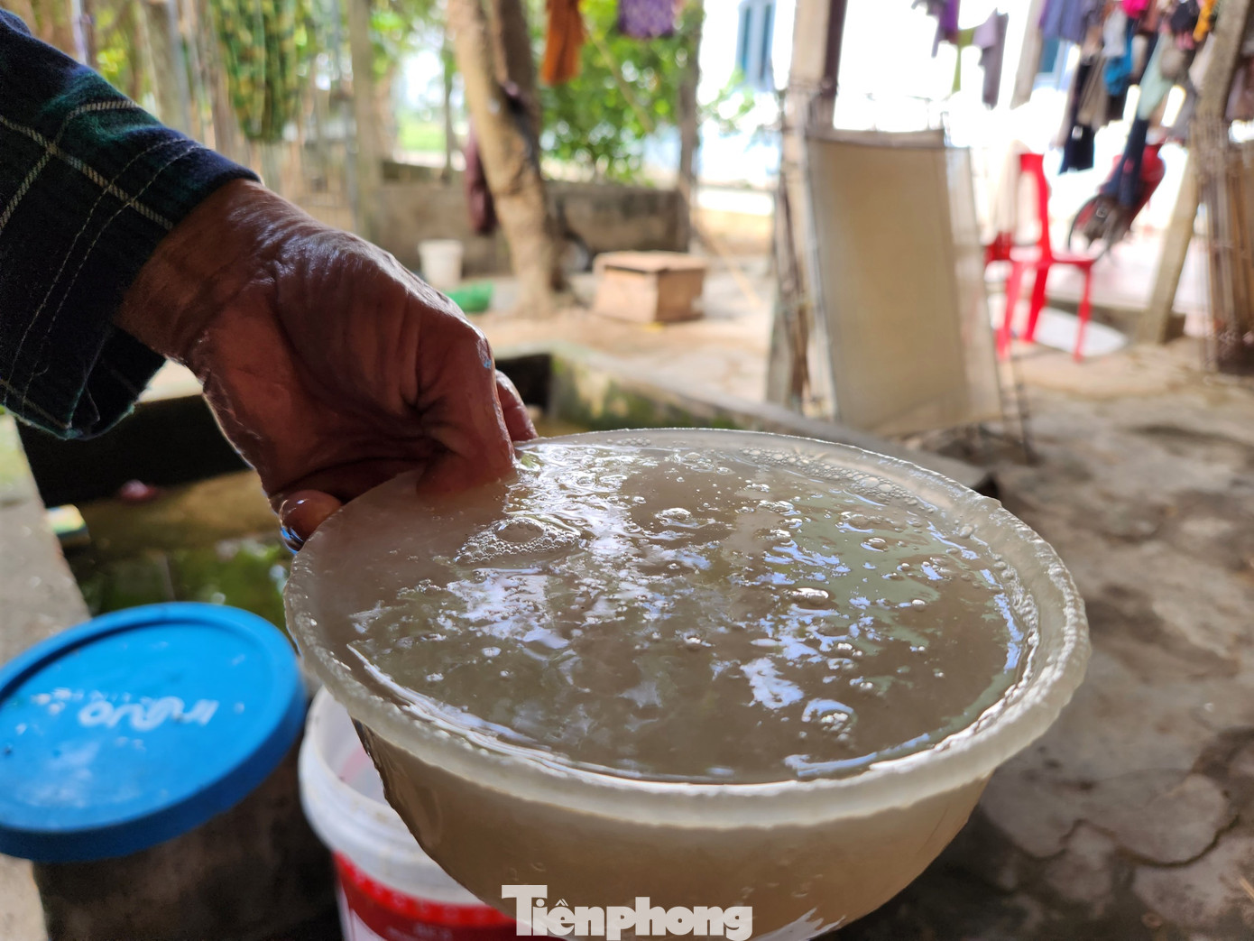 Chất nhờn này sau đó được trộn cùng với nước lã và bột của cây Niệt đã giã nát để tráng lên khuôn làm giấy dó.