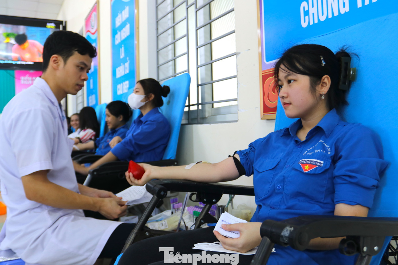 Các đoàn viên hiến máu. Các đoàn viên hiến máu.