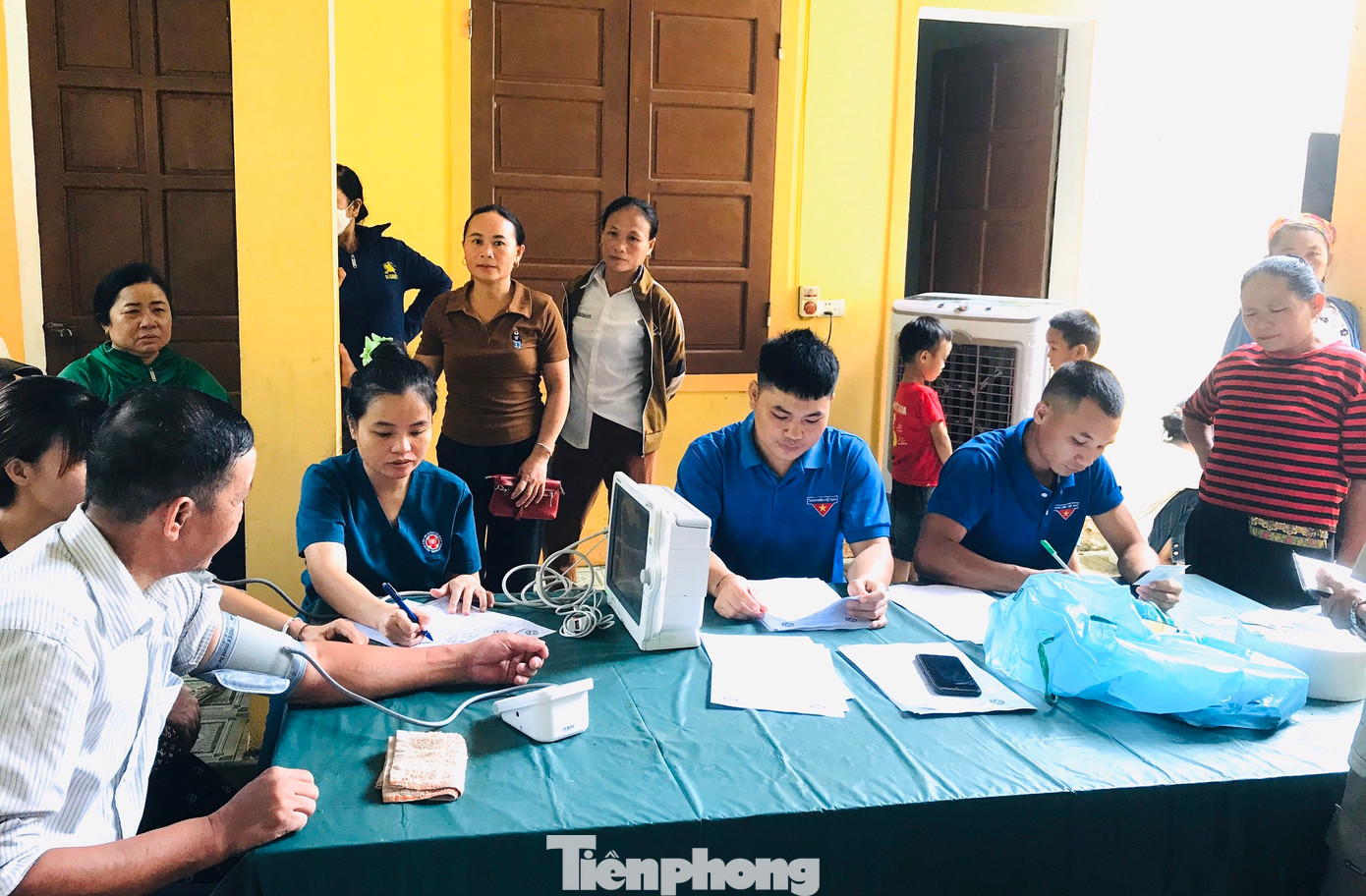 Tại đây, các đoàn viên thanh niên đã phối hợp với các bác sĩ tổ chức ghi thông tin, đo huyết áp, phát thuốc cho các đối tượng chính sách, người dân nghèo.