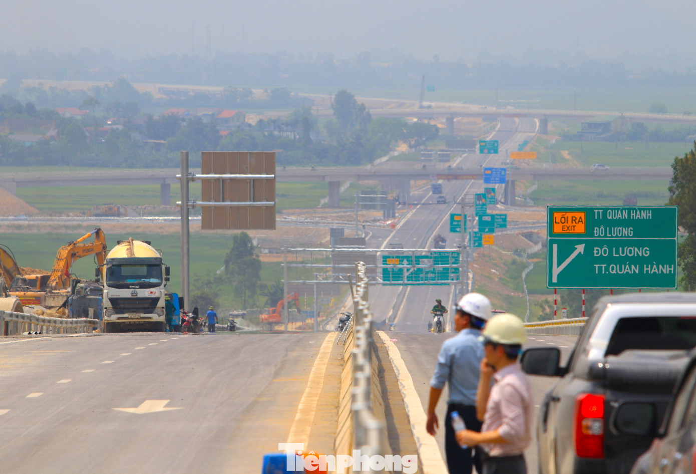 Trên công trường những ngày cuối luôn tấp nập các công nhân làm việc để sớm đưa dự án về đích đúng hạn.