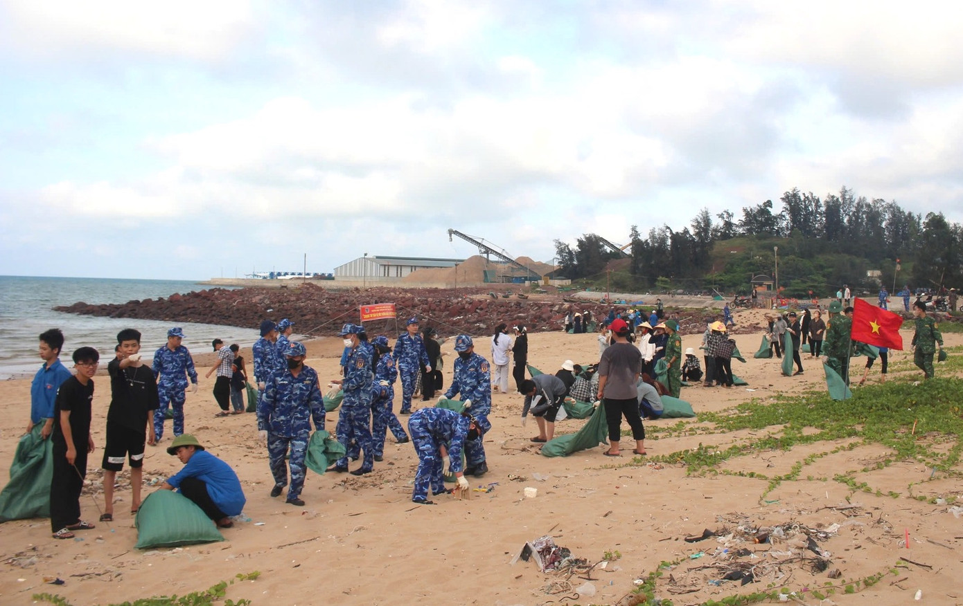 Hoạt động thu hút hơn 200 người gồm cán bộ đoàn viên thanh niên; lực lượng chiến sĩ Cảnh sát biển; Trạm Biên phòng; Hội Liên hiệp Phụ nữ xã, Hội Nông dân xã Nghi Thiết và đông đảo người dân xóm Hải Thịnh tham gia. Hoạt động thu hút hơn 200 người gồm cán bộ đoàn viên thanh niên; lực lượng chiến sĩ Cảnh sát biển; Trạm Biên phòng; Hội Liên hiệp Phụ nữ xã, Hội Nông dân xã Nghi Thiết và đông đảo người dân xóm Hải Thịnh tham gia.