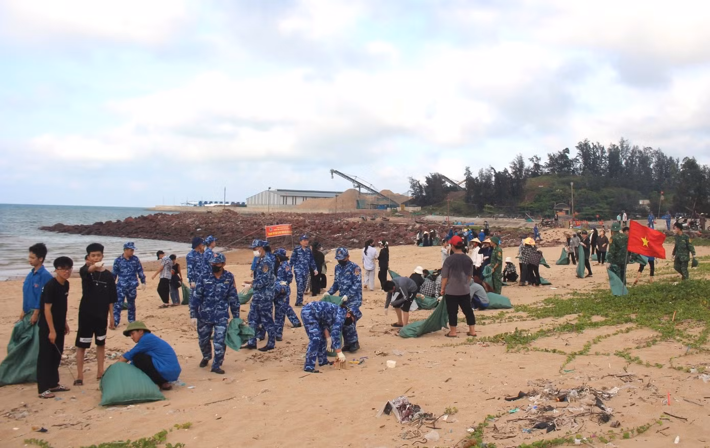 Hoạt động thu hút hơn 200 người gồm cán bộ đoàn viên thanh niên; lực lượng chiến sĩ Cảnh sát biển; Trạm Biên phòng; Hội Liên hiệp Phụ nữ xã, Hội Nông dân xã Nghi Thiết và đông đảo người dân xóm Hải Thịnh tham gia.