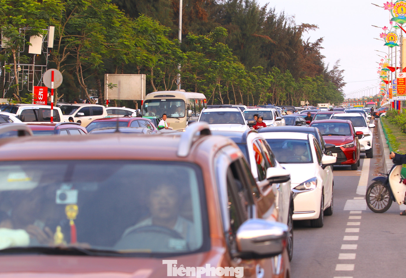Lượng người đổ dồn về bãi biển ngày càng đông khiến các tuyến đường bị tắc nghẽn. Lượng người đổ dồn về bãi biển ngày càng đông khiến các tuyến đường bị tắc nghẽn.