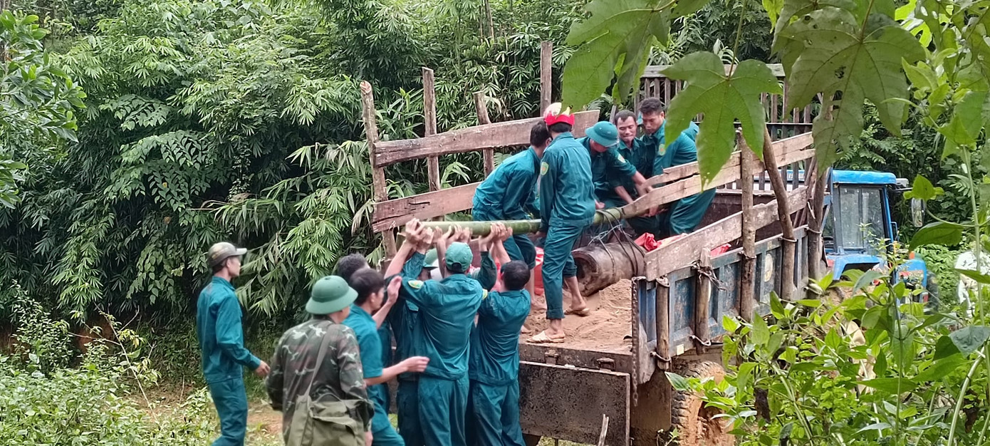Quả bom sau đó được vận chuyển đến đồi bản Mường Him (xã Tiền Phong) và tiến hành hủy nổ an toàn. Quả bom sau đó được vận chuyển đến đồi bản Mường Him (xã Tiền Phong) và tiến hành hủy nổ an toàn.
