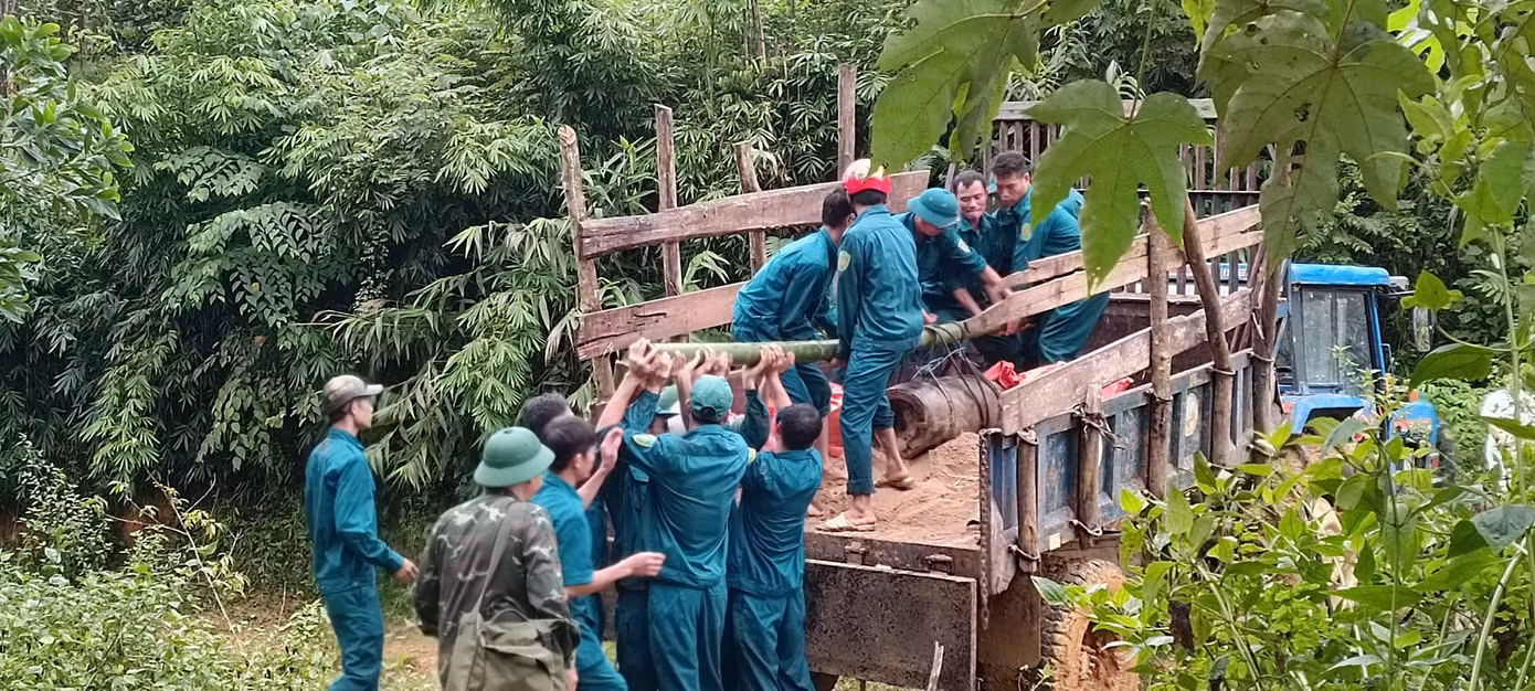 Quả bom sau đó được vận chuyển đến đồi bản Mường Him (xã Tiền Phong) và tiến hành hủy nổ an toàn.