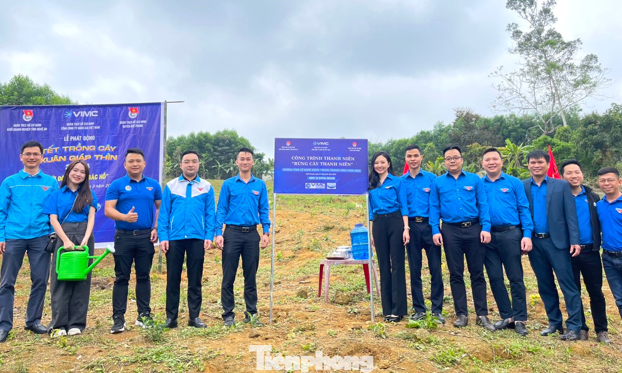 Ban tổ chức trao tặng công trình thanh niên "Rừng cây thanh niên".