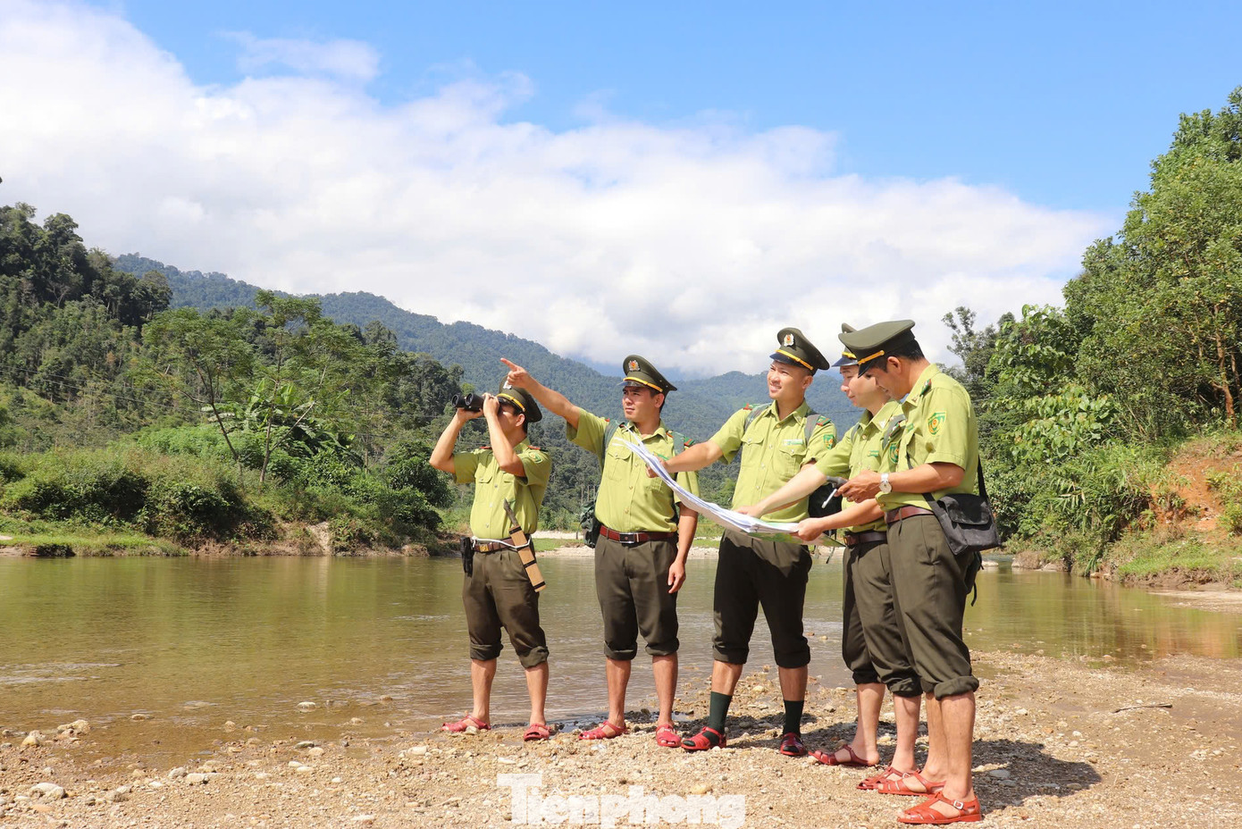 Lực lượng chức năng thường xuyên tuần tra, kiểm tra trên rừng để kịp thời có biện pháp cụ thể bảo tồn động vật hoang dã. Lực lượng chức năng thường xuyên tuần tra, kiểm tra trên rừng để kịp thời có biện pháp cụ thể bảo tồn động vật hoang dã.