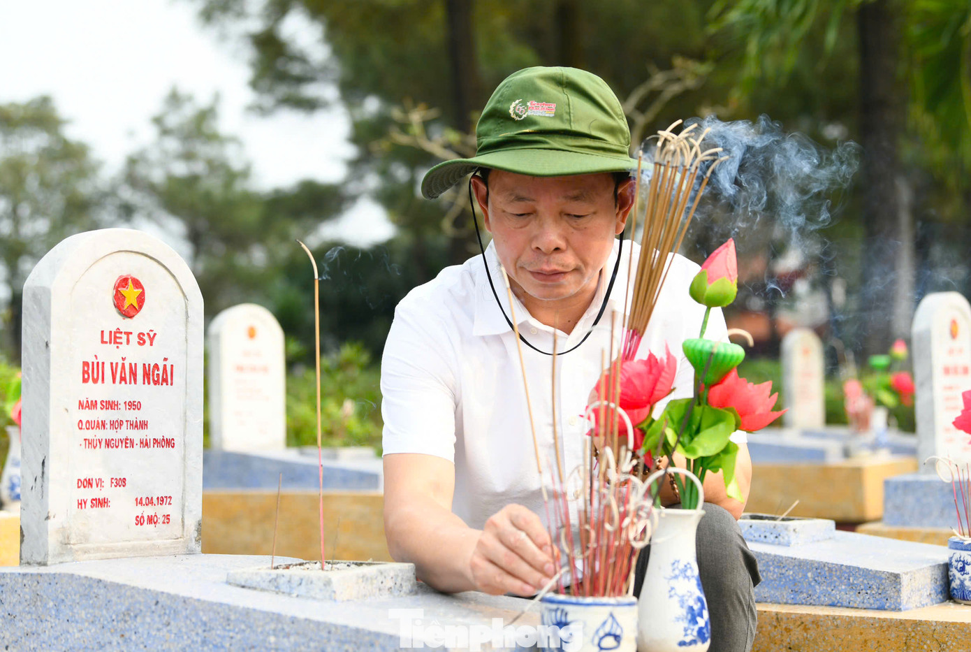 Nhà báo Phùng Công Sưởng - Tổng Biên tập báo Tiền Phong, đồng Trưởng Ban Tổ chức Tiền Phong Marathon 2025 xúc động dâng hương lên phần mộ các liệt sĩ.