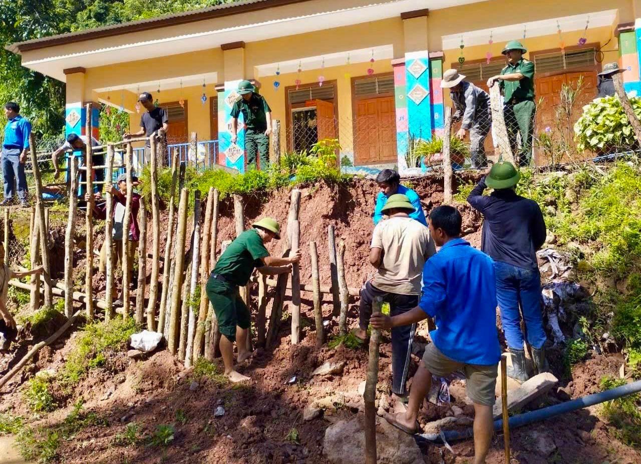 Tại xã Keng Đu (huyện Kỳ Sơn, Nghệ An), mưa lớn đã khiến trường mầm non Keng Đu bị sạt lở, ảnh hưởng nghiêm trọng đến hoạt động dạy và học của trường. Trước tình hình trên, Đồn Biên phòng Keng Đu đã tham gia phối hợp cùng đoàn viên thanh niên, các lực lượng chức năng địa phương khắc phục hậu quả. Tại xã Keng Đu (huyện Kỳ Sơn, Nghệ An), mưa lớn đã khiến trường mầm non Keng Đu bị sạt lở, ảnh hưởng nghiêm trọng đến hoạt động dạy và học của trường. Trước tình hình trên, Đồn Biên phòng Keng Đu đã tham gia phối hợp cùng đoàn viên thanh niên, các lực lượng chức năng địa phương khắc phục hậu quả.