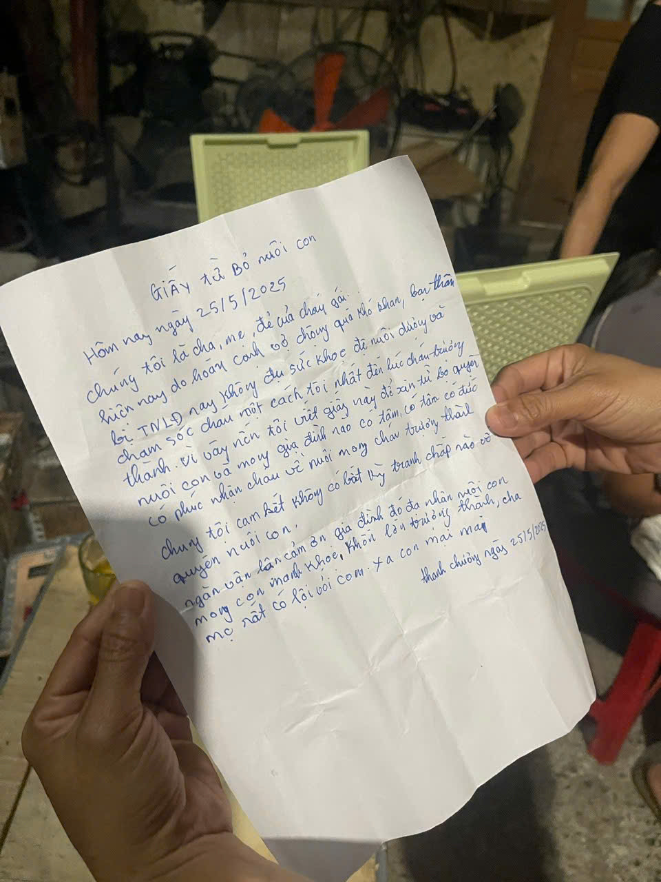 Bức tâm thư cùng chiếc làn nhựa được bỏ lại cùng cháu bé.