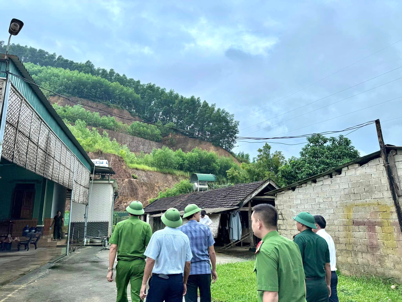 Lãnh đạo huyện Anh Sơn, Công an huyện Anh Sơn kiểm tra các khu vực trọng yếu, có nguy cơ sạt lở trên địa bàn để di dời người dân đến nơi an toàn.