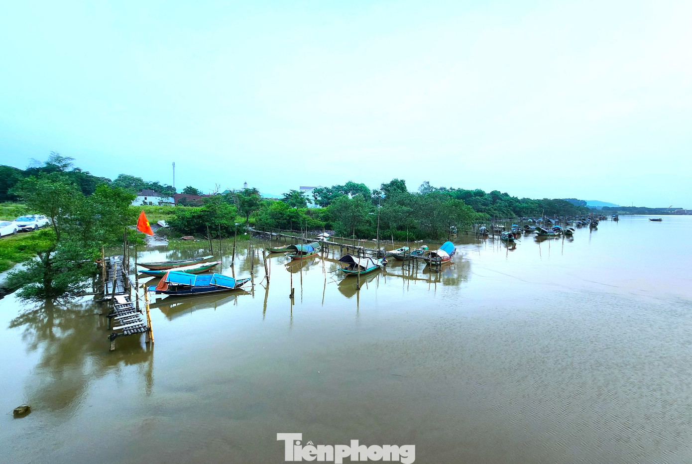 Theo sử sách ghi lại, xưa kia tại bến Giang Đình được người dân trong vùng dựng một mái đình để đón Tể tướng Nguyễn Nghiễm (thân phụ Đại thi hào Nguyễn Du) về quê vinh quy bái tổ.