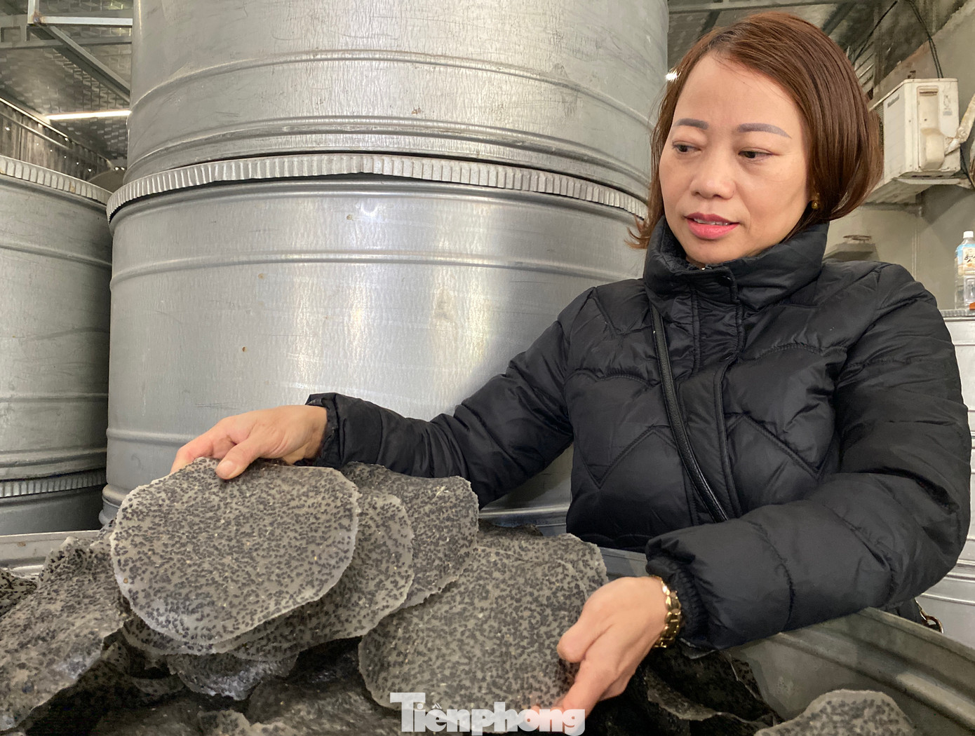 “Để bánh ngon thì nguyên liệu phải chuẩn. Gạo làm bánh phải là gạo loại 1. Một năm cơ sở tôi mua hết 600 triệu đồng tiền gạo. Vừng phải là vừng đen loại ngon mới có vị béo, bùi. Khi làm bánh sẽ cho thêm gia vị như: tiêu, tỏi, muối, mì chính… để bánh ngon, thơm, đậm vị”, chị Nguyễn Thị Lý nói.