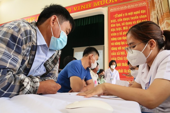 Các bác sỹ tiến hành khám bệnh nghề nghiệp cho các công nhân tại Khu Công nghiệp Nam Cấm, Nghệ An.