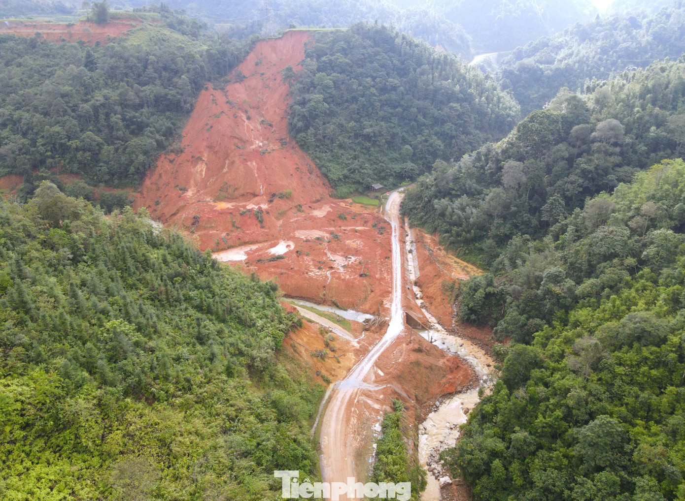 Sáng 9/9, ngọn núi ở xóm Khuổi Ngọa (xã Ca Thành, huyện Nguyên Bình, Cao Bằng) bất ngờ sạt lở tràn qua quốc lộ 34, chảy xuống suối Khuổi Ngọa. Thời điểm này bên dưới có 1 xe khách loại 29 chỗ, 1 xe ô tô con 5 chỗ và 7 xe máy đã bị đất đá cuốn trôi xuống suối. Sáng 9/9, ngọn núi ở xóm Khuổi Ngọa (xã Ca Thành, huyện Nguyên Bình, Cao Bằng) bất ngờ sạt lở tràn qua quốc lộ 34, chảy xuống suối Khuổi Ngọa. Thời điểm này bên dưới có 1 xe khách loại 29 chỗ, 1 xe ô tô con 5 chỗ và 7 xe máy đã bị đất đá cuốn trôi xuống suối.