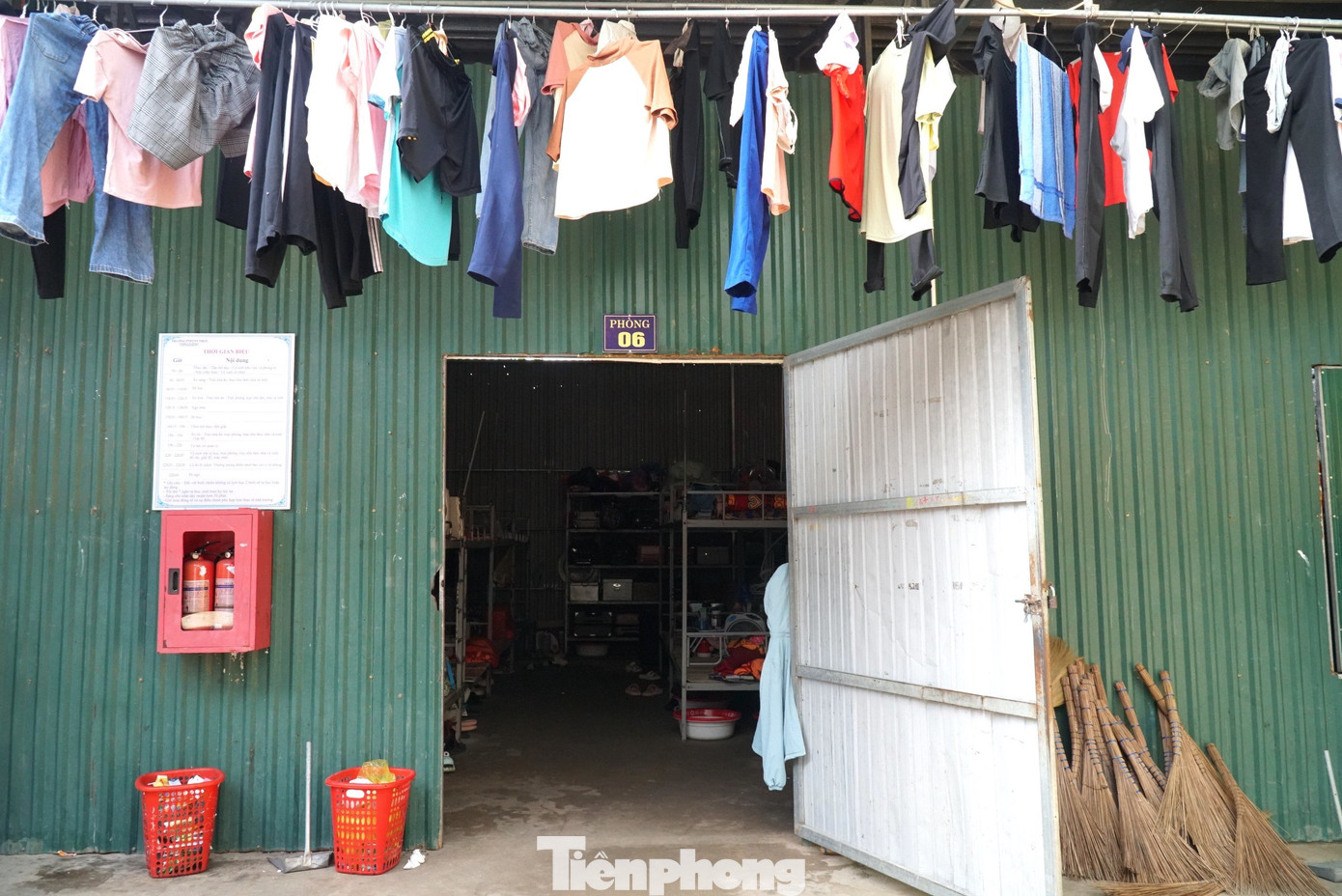 Dãy nhà ở làm bằng tôn gồm 5 phòng mới được dựng vào năm 2018. Nơi đây là khu riêng biệt nên được ưu tiên cho học sinh nữ của trường ở nội trú.