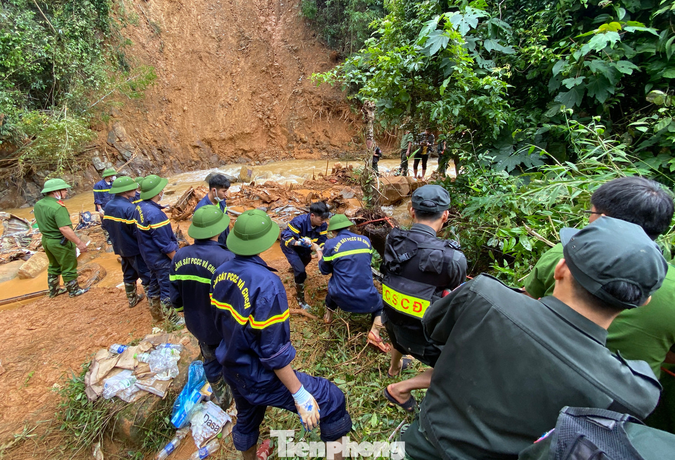 Song song với việc tìm kiếm nạn nhân, hàng trăm cán bộ chiến sĩ thuộc lực lượng Cảnh sát PCCC&amp;CNCH, Cảnh sát cơ động Công an tỉnh Cao Bằng và cán bộ chiến sĩ Công an huyện Nguyên Bình đã tìm cách đưa chiếc xe khách ra khỏi suối.