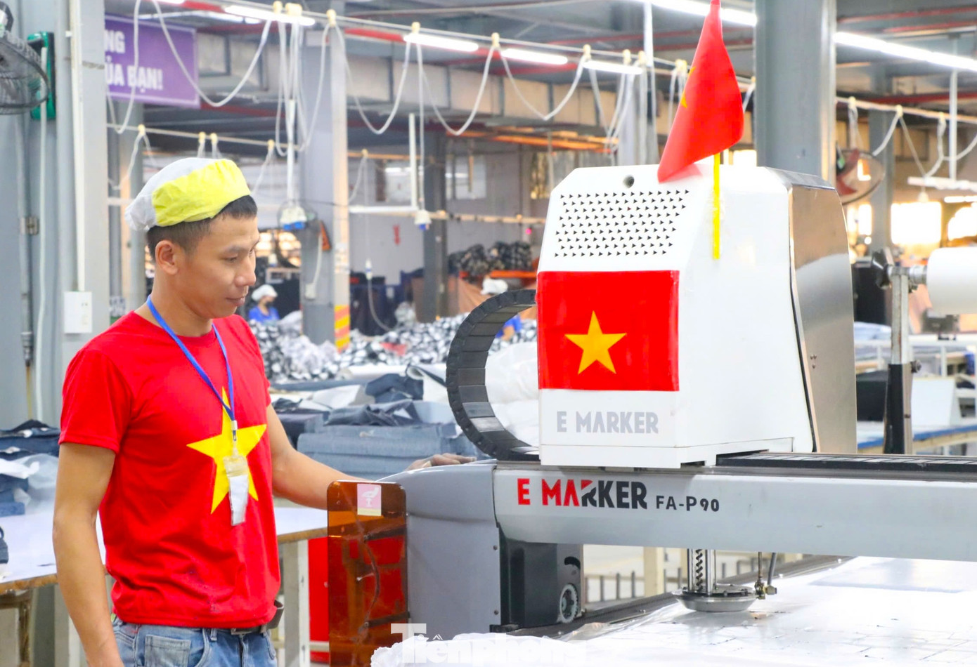 Anh Phan Đình Tài - chủ tịch công đoàn một công ty may - cho biết việc treo cờ Tổ quốc và mặc áo đỏ sao vàng được người lao động trong công ty thực hiện nhiệt tình. "Qua hoạt động này, chúng tôi mong muốn sẽ bồi đắp thêm tinh thần yêu nước, tự hào dân tộc. Từ đó tạo không khí thi đua lao động sản xuất, nâng cao đời sống tinh thần và thu nhập cho người lao động của công ty", anh Tài chia sẻ.