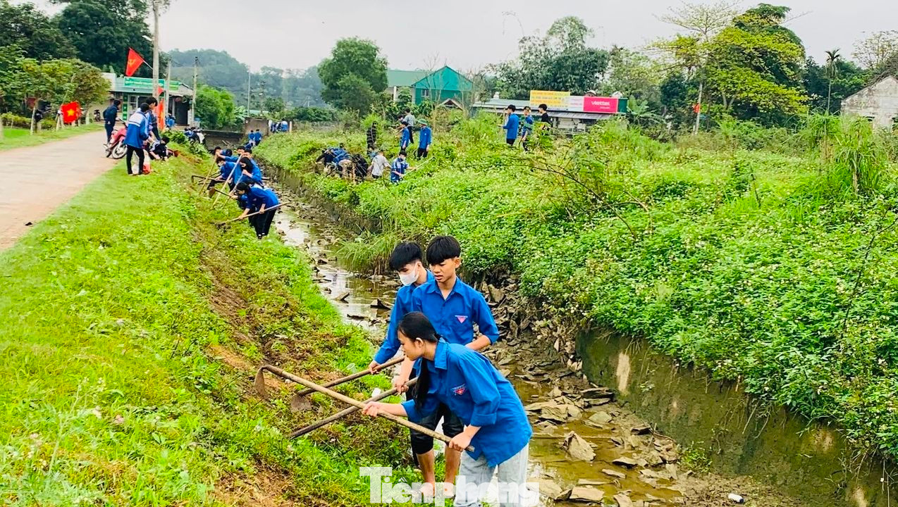 Các đoàn viên thanh niên ra quân nạo vét kênh mương nội đồng, làm sạch, đẹp các con đường làng quê, bồn hoa cây cảnh, công trình thanh niên.