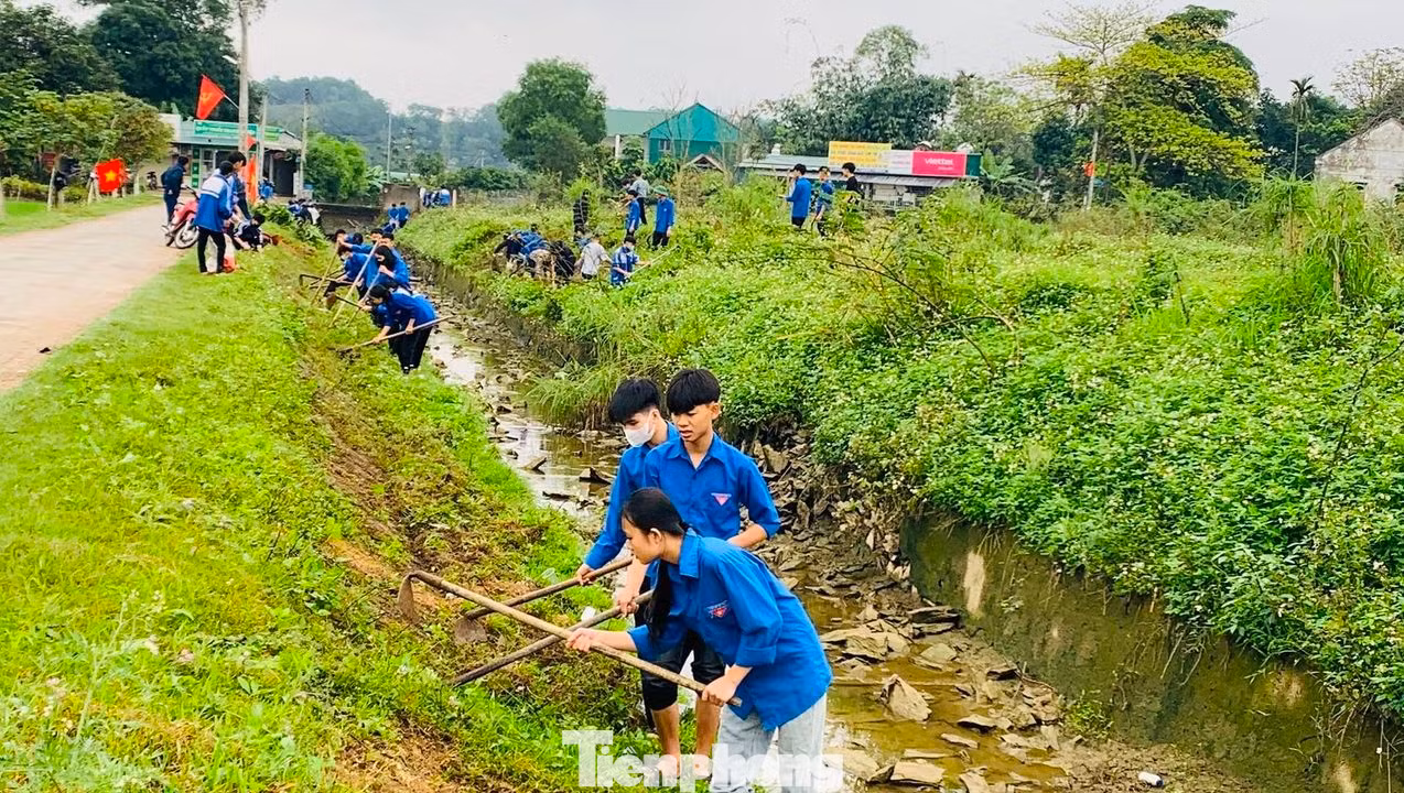 Các đoàn viên thanh niên ra quân nạo vét kênh mương nội đồng, làm sạch, đẹp các con đường làng quê, bồn hoa cây cảnh, công trình thanh niên.