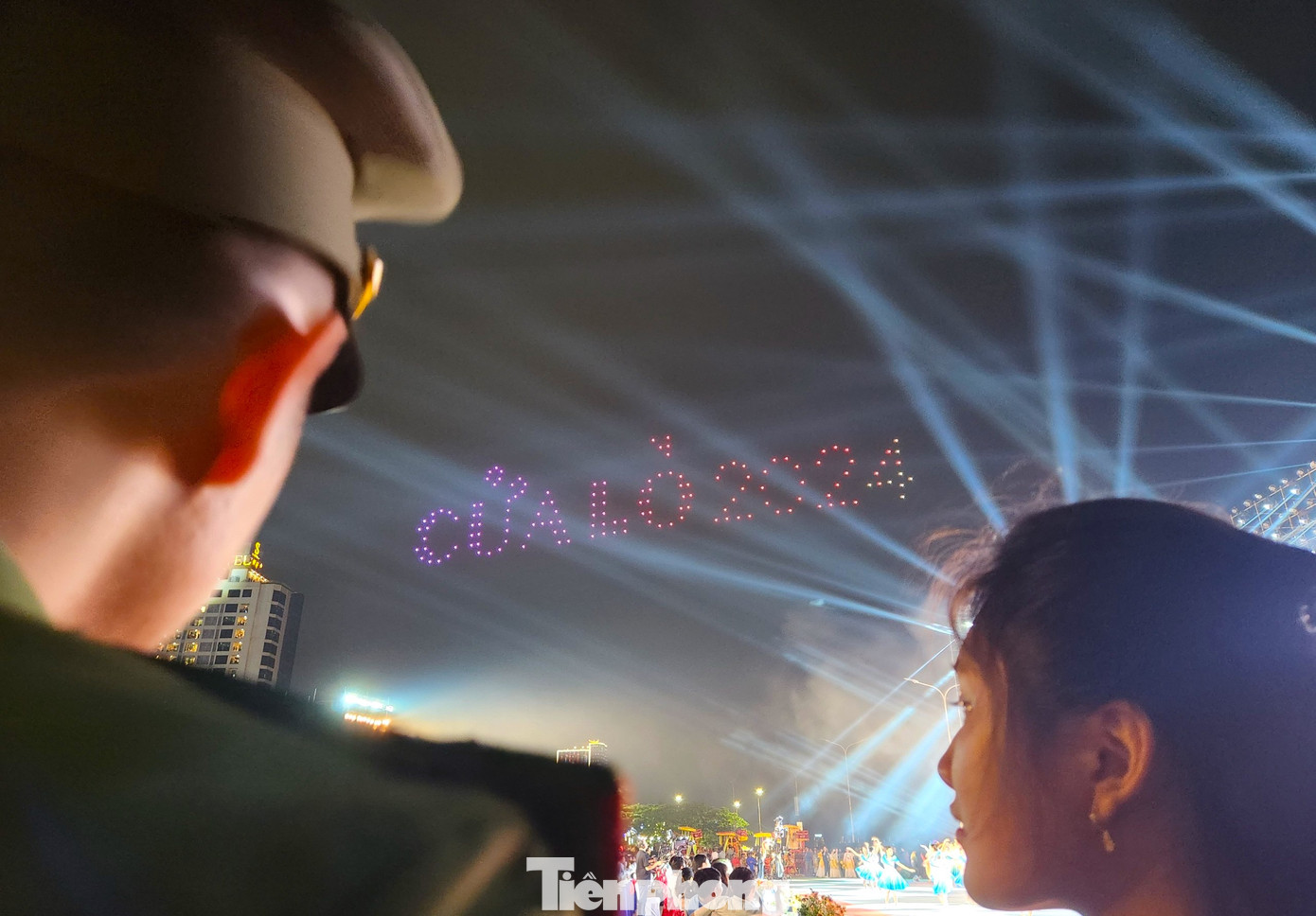 Sau màn nghệ thuật đặc sắc, ban tổ chức đã trình diễn Drone ánh sáng kết hợp các hiệu ứng trên bầu trời. Đây là lần đầu tiên tại Nghệ An diễn ra màn trình diễn ánh sáng bằng Drone độc đáo.