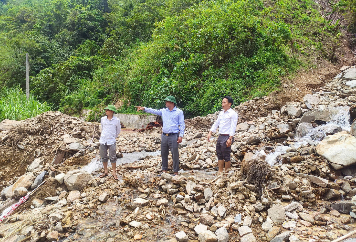 Hai ngày qua, ông Nguyễn Hữu Hiến - Phó Chủ tịch UBND huyện Tương Dương đã cùng đoàn công tác vào các xã bị ảnh hưởng do mưa lũ để kiểm tra, khảo sát đồng thời chỉ đạo các lực lượng chức năng hỗ trợ người dân khắc phục hậu quả của đợt mưa lũ vừa qua.