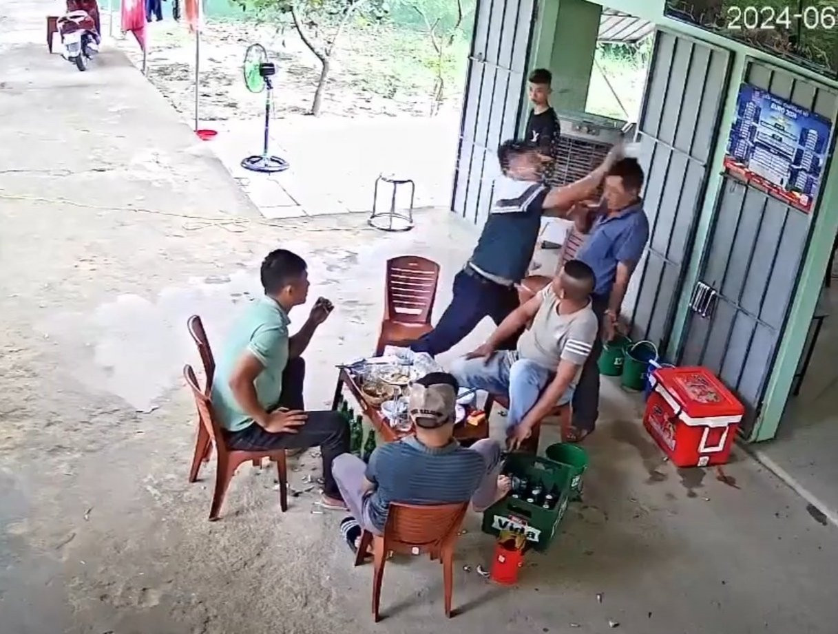 Hình ảnh từ camera an ninh ghi lại cảnh anh V. cầm cốc thủy tinh đập thẳng vào đầu ông H.