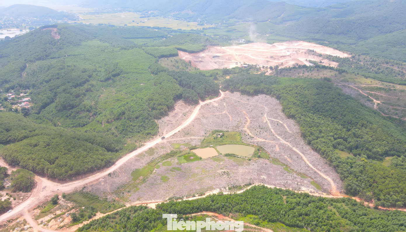 Trao đổi với PV, ông Lê Văn Thuận - Chủ tịch UBND xã Diễn Lợi (Diễn Châu, Nghệ An) cho biết, hiện công tác đo đạc tại hiện trường đã hoàn tất. Chính quyền xã đang phối hợp với đơn vị chức năng hoàn tất hồ sơ để trình cơ quan có thẩm quyền xử phạt đối với 2 công ty Thiên Hoàng và Hoàng Phúc.