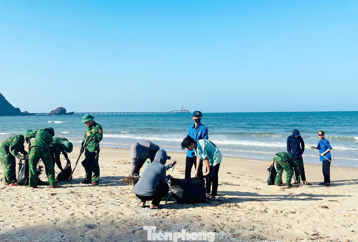 Ban tổ chức và các đơn vị phối hợp tổ chức hoạt động “Chung tay vệ sinh môi trường biển” trong buổi lễ ra quân Chiến dịch Kỳ nghỉ hồng.